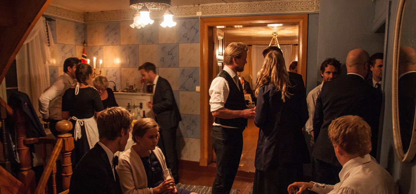 Fest ved baren Fest, stemning, minner, gode samtaler, selskap, Simenstad Gård.