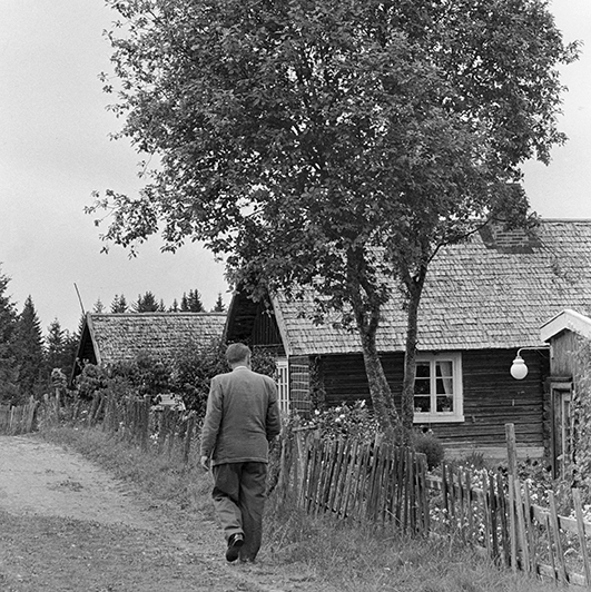 Gammelt foto, Alf Prøysen, spasertur, tømrahus, Prøysenfestivalen.