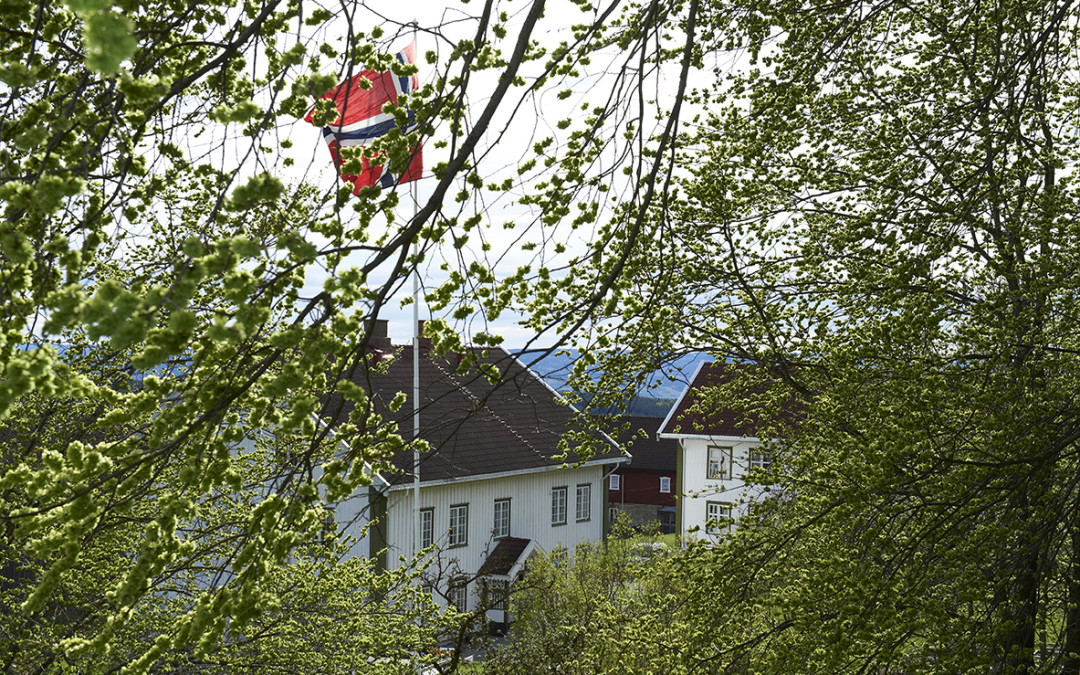 Mai, 17 mai, flagg, grønt løv, hvite bygninger, nasjonalromantisk, vårvær, Simenstad gård.