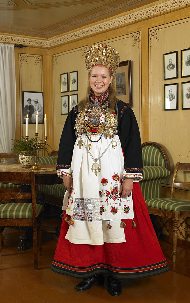 Jente i bunad med krone Jente, bunad, krone, festdrakt, konfirmasjon