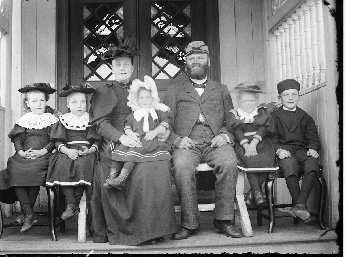Oldefar med familie på trappa på Simenstad gard Simenstad gard, gamle foto, oldefar, familiebilde