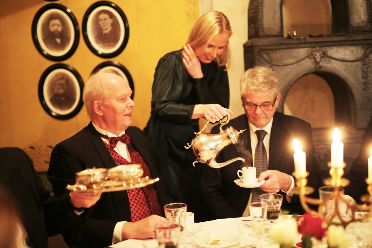 Servering, selskap, Nyttårsballet, Simenstad gard