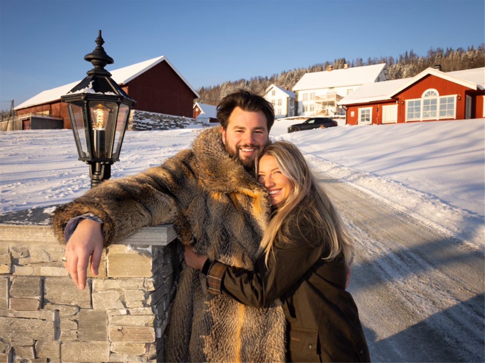 Peder og Susanne utenfor porten på Simenstad gard Foto Espen Solli - Se og Hør